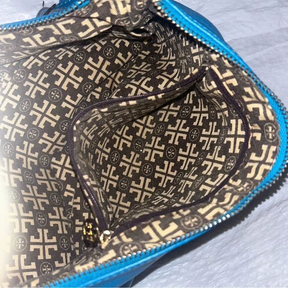 Tory Burch leather Teal crossbody. Great condition except zip pull on back. - Picture 7 of 8
